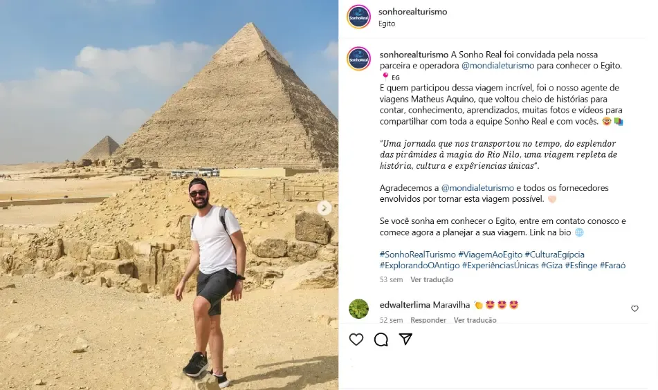 Post da Sonho Real Turismo no Instagram com o agente de viagens Matheus Aquino em frente a uma pirâmide no Egito