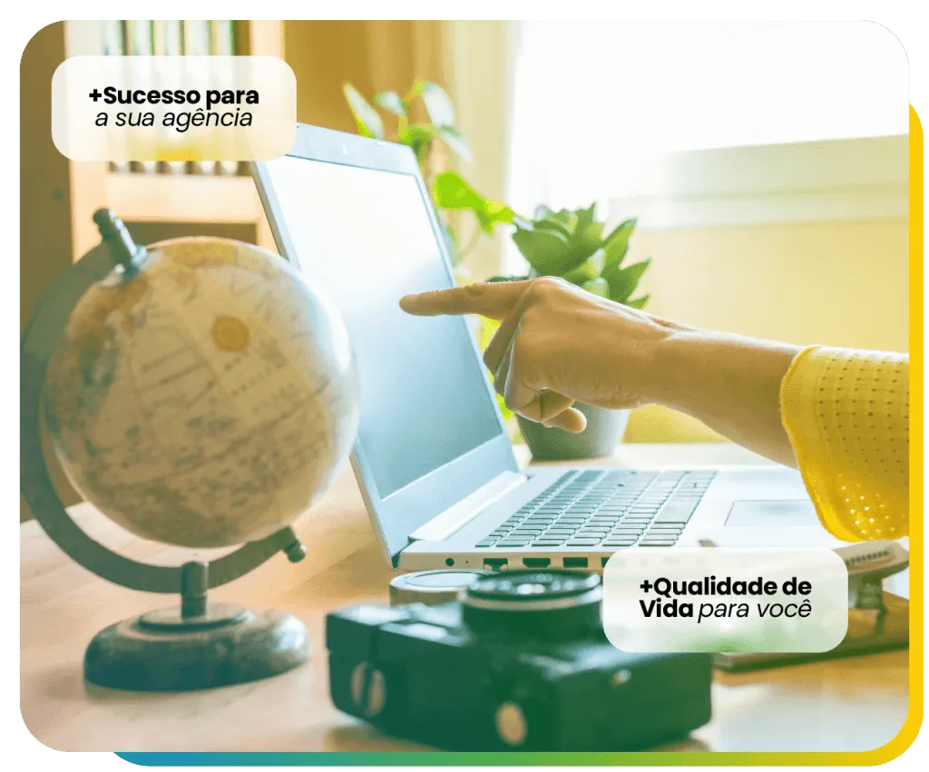 Agente de viagens usando o Monde no notebook